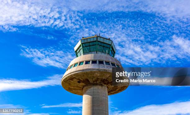 control tower - aeropuerto internacional de barcelona el prat fotografías e imágenes de stock