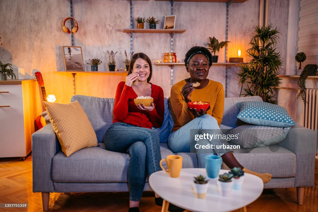 Weibliche Mitbewohner schauen sich Lieblings-TV-Serien an