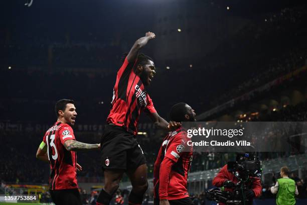 Fikayo Tomori of AC Milan celebrates with Alessio Romagnoli and Franck Kessie after scoring the opening goal during the UEFA Champions League group B...