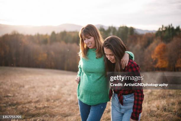 teenager-mädchen und mutter auf einem spaziergang in der natur - mother and teenage daughter stock-fotos und bilder