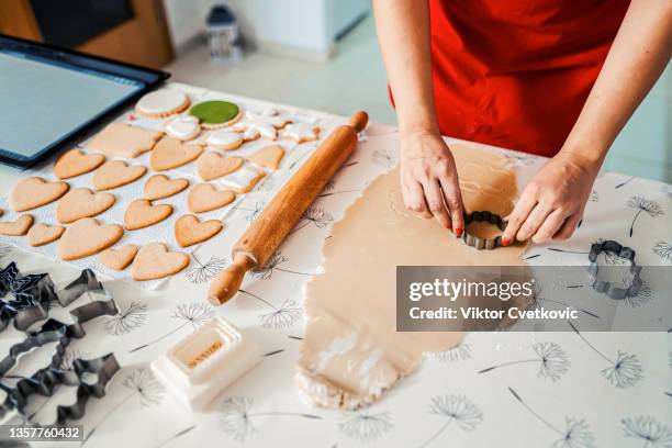 young mother preparing dough for gingerbread cookies - deegrol stockfoto's en -beelden