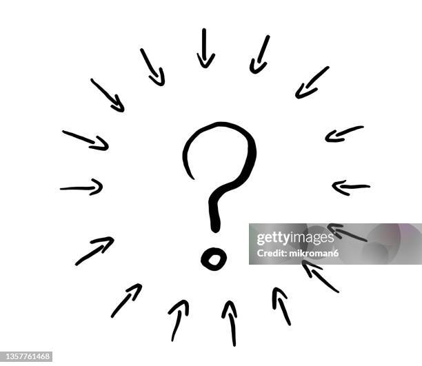 question mark drawing in middle of a circle made out of arrows - punctuation mark stockfoto's en -beelden