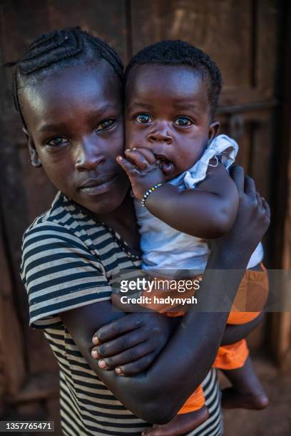 afrikanisches mädchen mit ihrem jüngeren bruder, äthiopien, afrika - traditional ethiopian girls stock-fotos und bilder