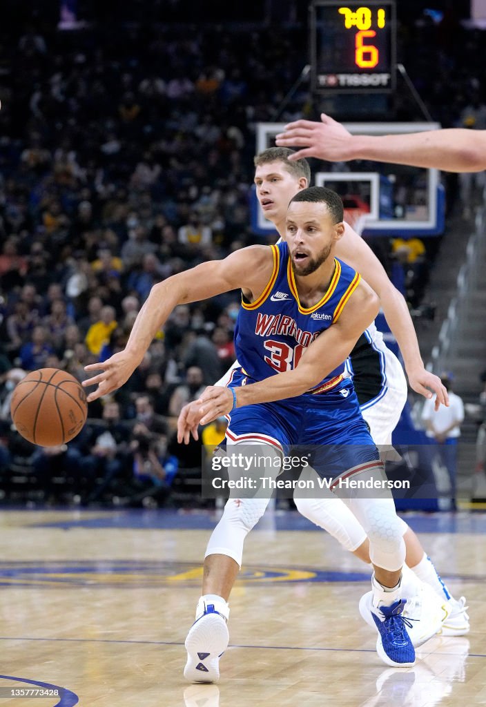 Pzerth Stephen Curry of the Golden State Warriors passes the ball against ...
