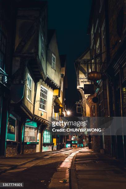 the shambles, una calle medieval conservada en el corazón de la ciudad inglesa de york - york england fotografías e imágenes de stock