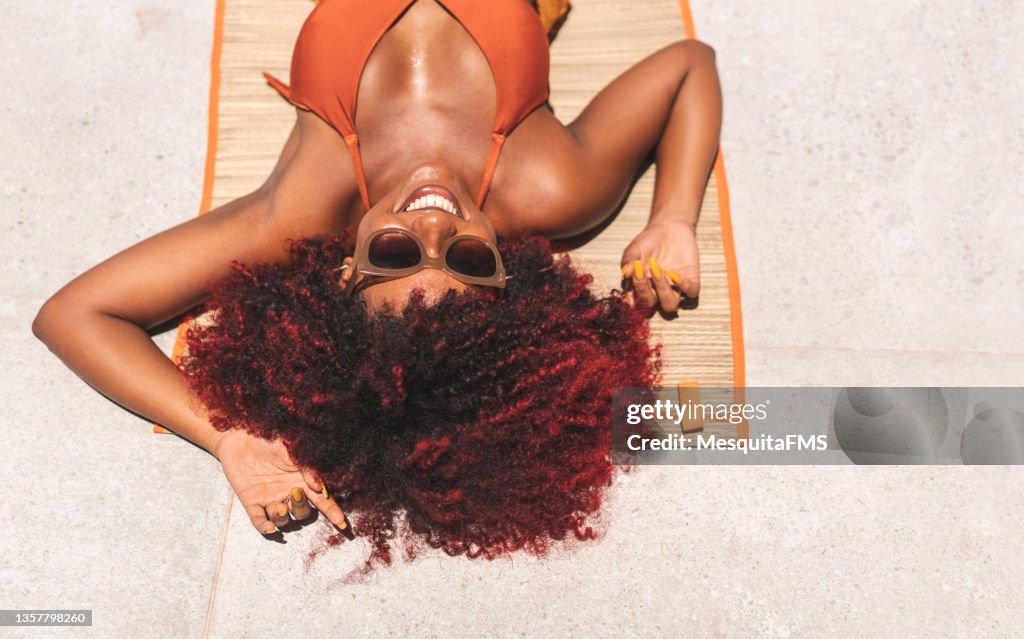 Bronceado de la mujer afro