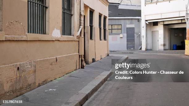 empty street with no people in the sentier district in paris - rinnstein stock-fotos und bilder