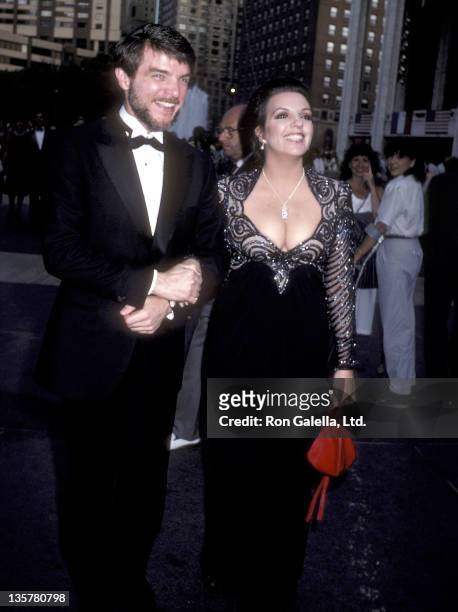 Dancer Tracy Everitt and actress/singer Liza Minnelli attend the Paris Opera Ballet Opening Night Gala on July 8, 1986 at the Metropolitan Opera...