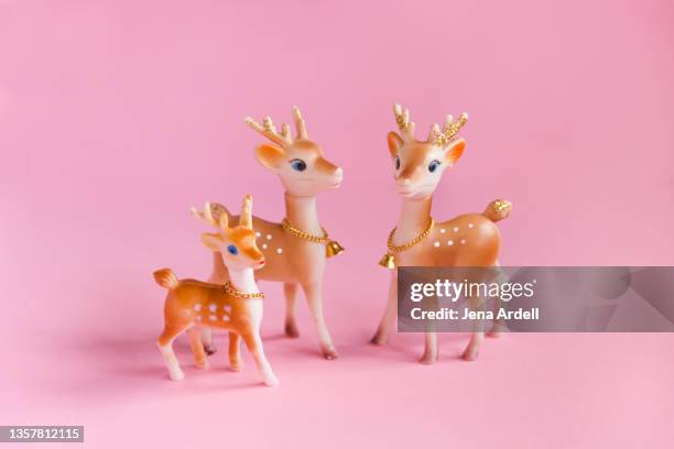 pink christmas background with vintage reindeer family - kitsch stock pictures, royalty-free photos & images