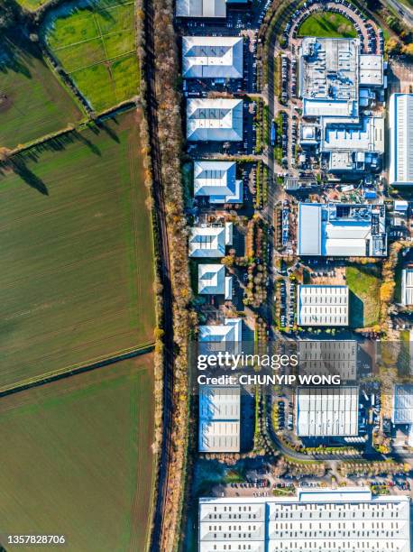drone view of warehouse in milton keynes, uk - milton keynes stockfoto's en -beelden