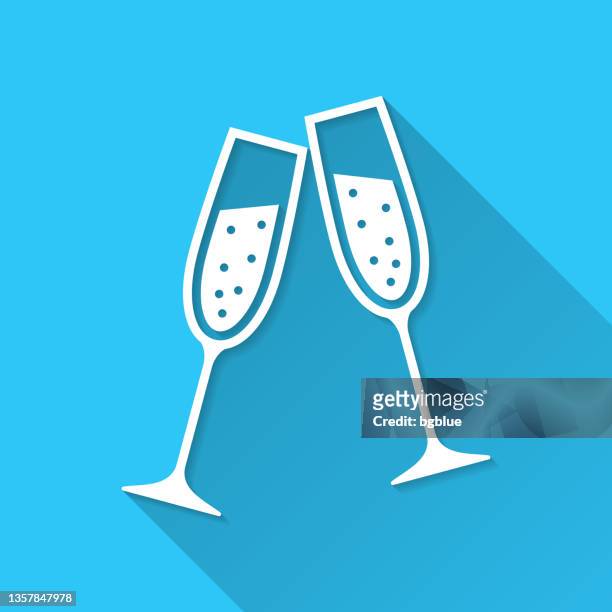 zwei gläser champagner. icon auf blauem hintergrund - flat design mit langem schatten - champagne flute stock-grafiken, -clipart, -cartoons und -symbole