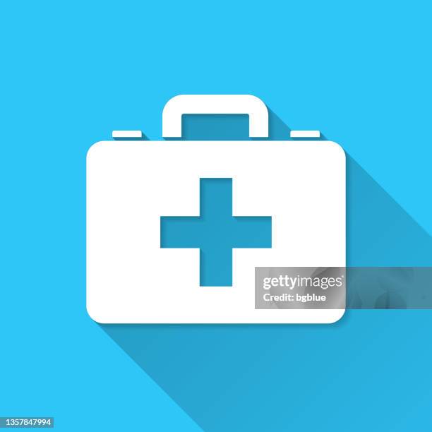 medizinischer koffer - erste-hilfe-kasten. icon auf blauem hintergrund - flat design mit langem schatten - verbandskasten stock-grafiken, -clipart, -cartoons und -symbole