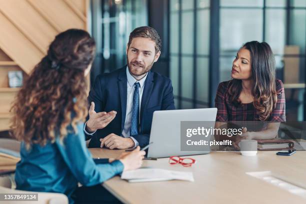 ファイナンシャルアドバイザー - business man sitting banking ストックフォトと画像