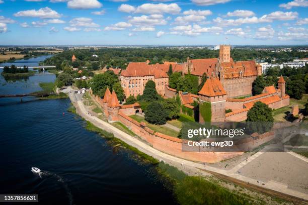 medieval malbork castle on the nogat river, poland - marienburg stock pictures, royalty-free photos & images