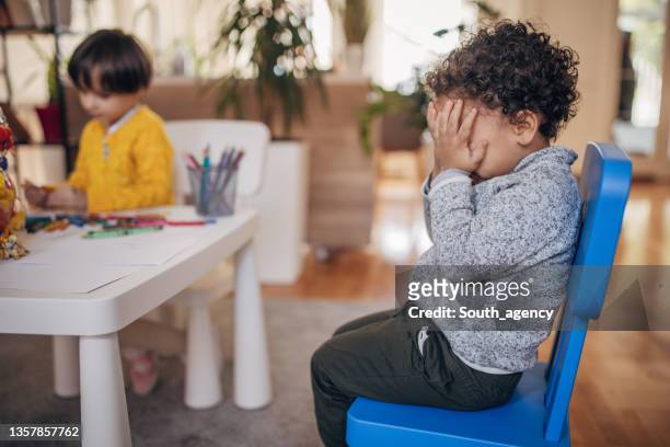 niño llorando en preescolar - preschool building fotografías e imágenes de stock