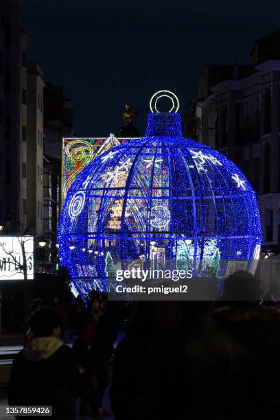 weihnachtsbeleuchtung in den straßen von valladolid - valladolid spanish city stock-fotos und bilder