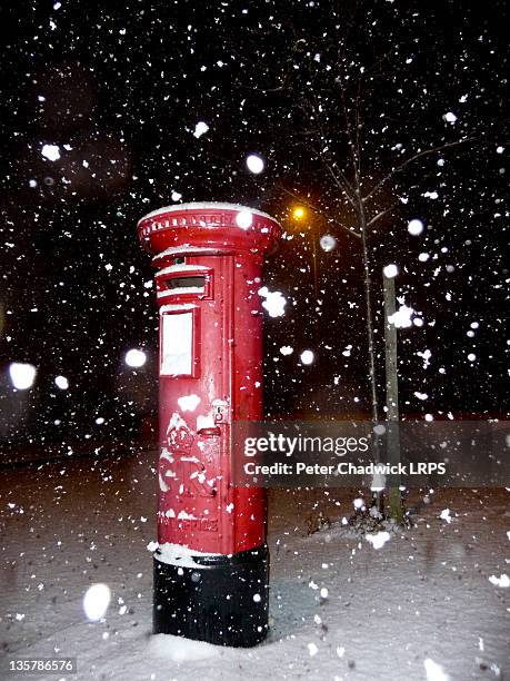 Red Post Box Snow Photos and Premium High Res Pictures - Getty Images