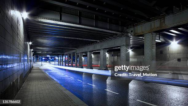 calle urbana túnel con senderos de luz en la noche en amsterdam - túnel de carretera fotografías e imágenes de stock