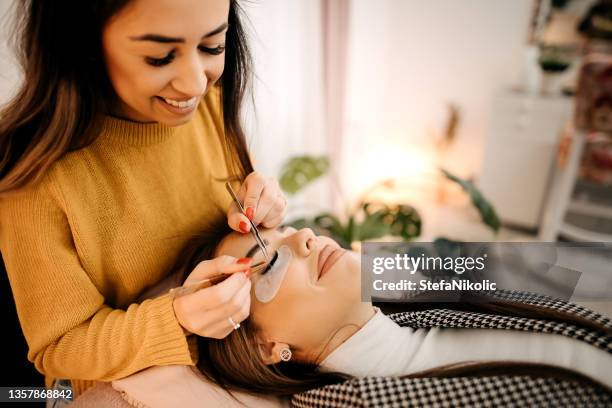 es gibt keine therapie wie eine sitzung mit meinem wimpernkünstler - wimper stock-fotos und bilder