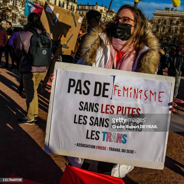 Pancarte "Pas de féminisme sans les putes les sans papiers les trans" lors du défilé de plusieurs milliers de personnes pour la journée...