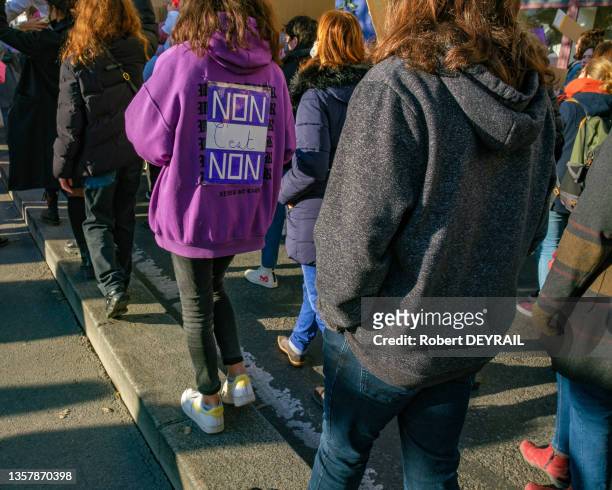 Affiche collée sur le dos d'une jeune femme "Non c'est Non" lors du défilé de plusieurs milliers de personnes pour la journée internationale de...