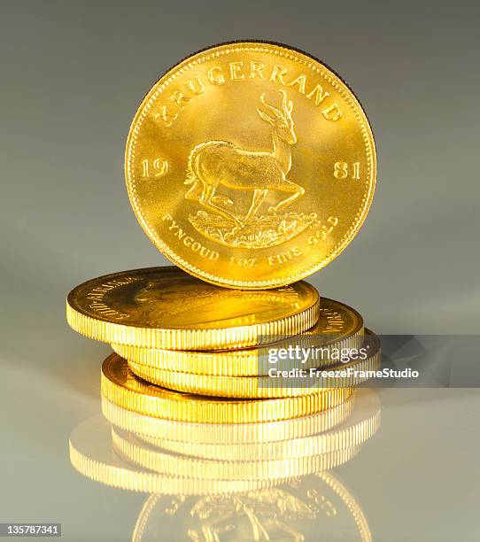 south african krügerrand-goldmünze 1 oz gold münzen, die vollgepackt sind mit reflexion - gold coin stock-fotos und bilder