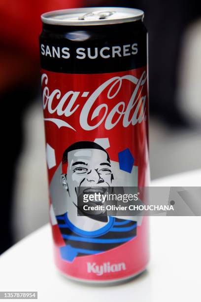 Canette de Coca Cola à l'effigie du joueur de foot Kylian Mbappé le 30 aout 2021.