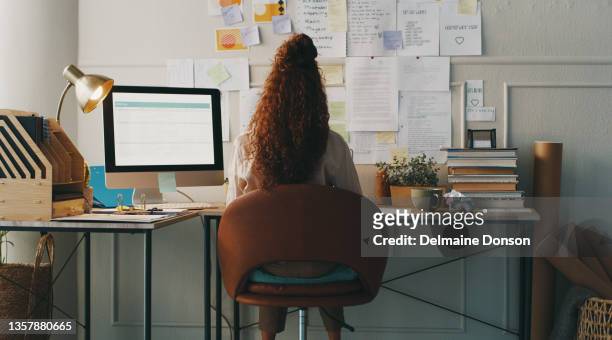 tiro de uma mulher de negócios irreconhecível sentado sozinho enquanto trabalhava em casa - back shot position - fotografias e filmes do acervo