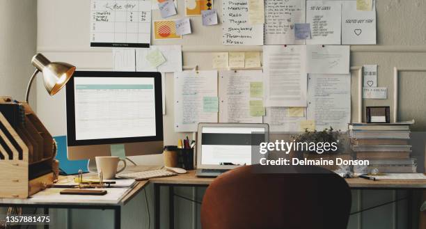 aufnahme von technik und papierkram auf einem schreibtisch in einem leeren heimbüro - kleines büro stock-fotos und bilder