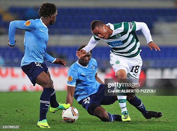 Sporting's Peruvian forward Andre Carillo fights for the ball with Lazio's French defender Miobido Diakite and Lazio's Angolan defender Luis Pedro...