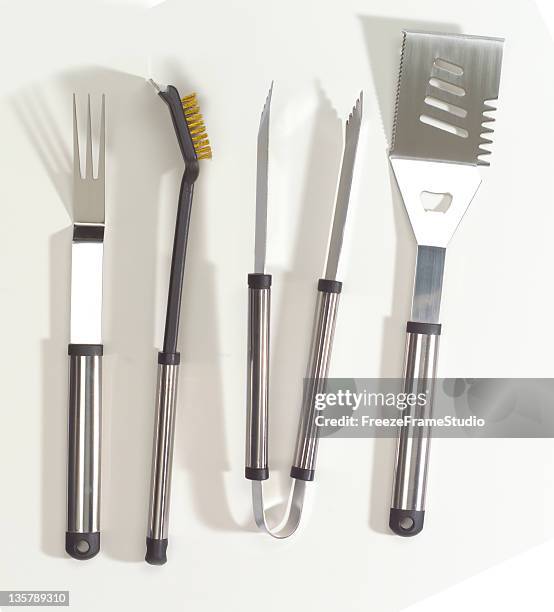 barbecue-tool set chrom - tongs stock-fotos und bilder