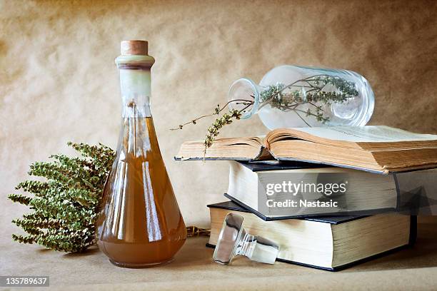 medicina herbaria - alchemy fotografías e imágenes de stock