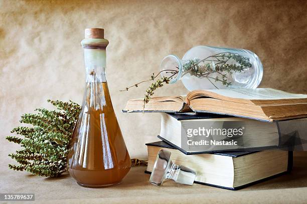 phytothérapie - herbal medicine stock photos et images de collection