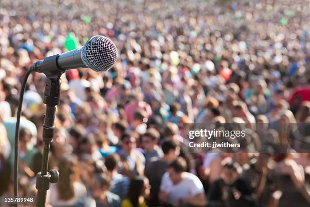 microphone in front of crowd - popmuziek concert stockfoto's en -beelden