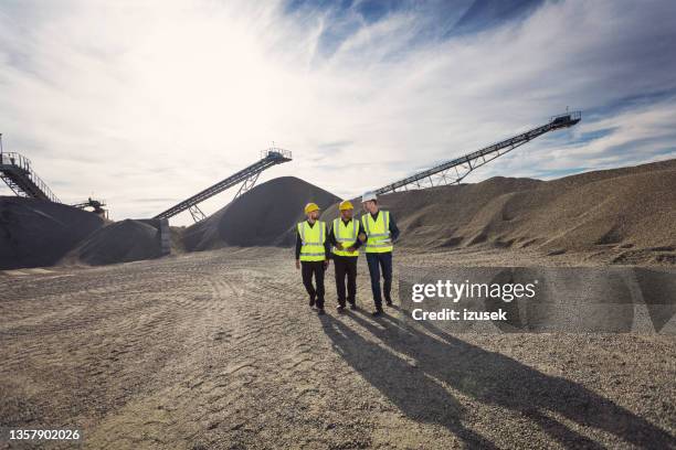 open-pit mine workers - granite mining quarry stock pictures, royalty-free photos & images