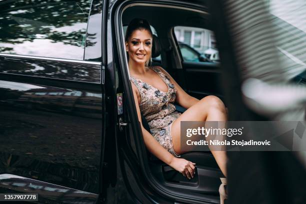 jeune fille jolie façonnée - robe de cocktail photos et images de collection