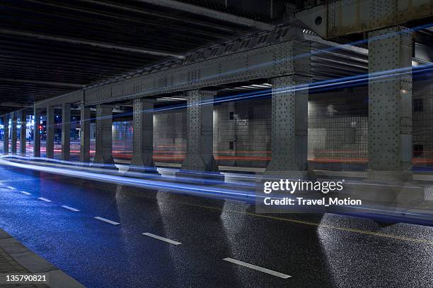 strada urbana tunnel di notte con luce sentieri, amsterdam - galleria stradale foto e immagini stock