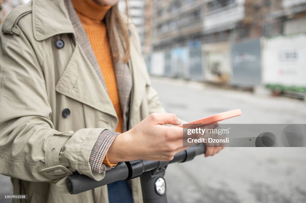 Primer plano Joven sonriente con videollamada al aire libre