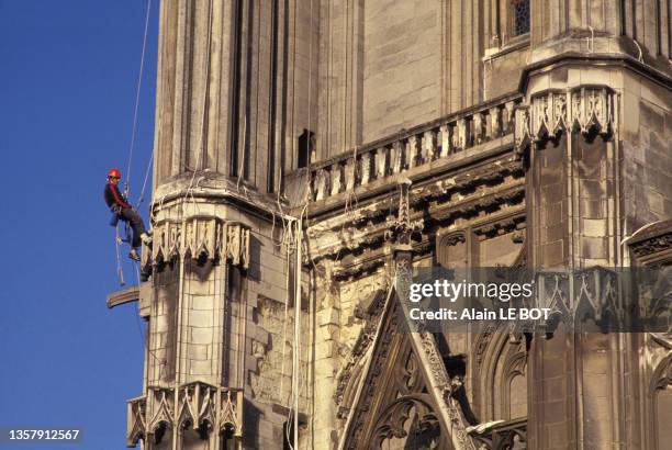 Des ouvriers travaillent sur la facade de la Cathédrâle de Nantes en novembre 1991.