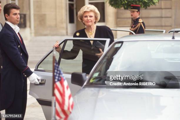 Ambassadrice des Etats-Unis à Paris Pamela Harriman reçue au palais de l'Elysée, le 30 juin 1993.