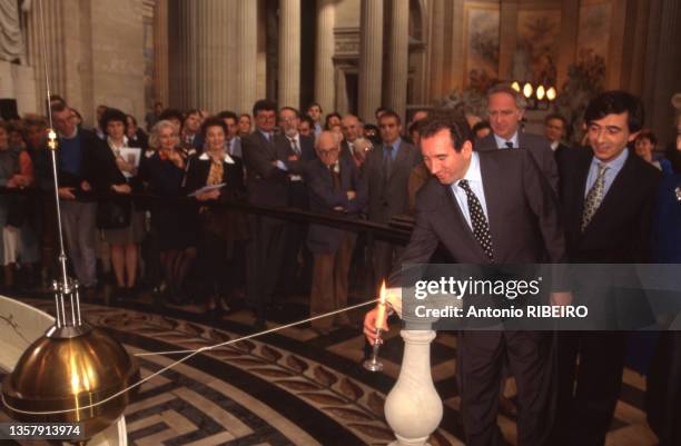 Le Ministre de l'Éducation nationale François Bayrou actionne le pendule de Foucault au Pantheon en compagnie du ministre de la culture Philippe...