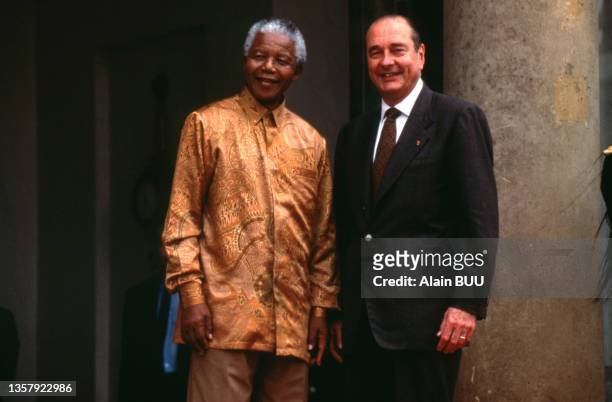 Le président de la République d'Afrique du Sud Nelson Mandela reçu par Jacques Chirac au palais de l'Elysée, le 15 juillet 1996, à Paris.