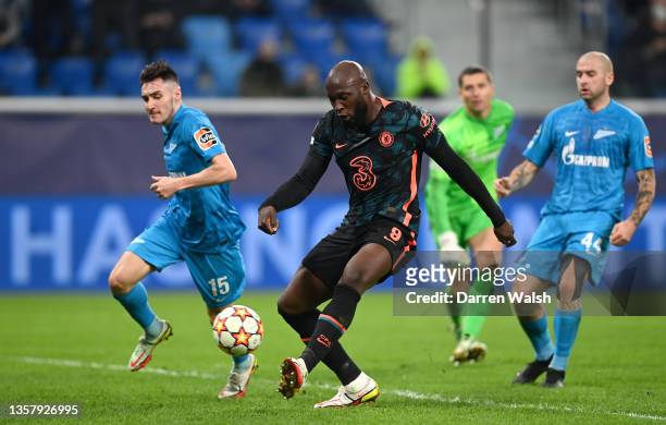 Romelu Lukaku of Chelsea scores their side's second goal whilst under pressure from Vyacheslav Karavaev of Zenit St. Petersburg during the UEFA...