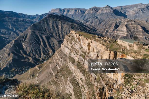 scenic view of mountains at goorskaya bashnya, dagestan, russia - caucasus fotografías e imágenes de stock