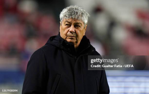 Mircea Lucescu, Head Coach of FC Dynamo Kyiv looks on prior to the UEFA Champions League group E match between SL Benfica and Dinamo Kiev at Estadio...