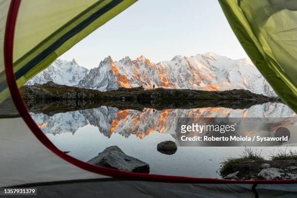 mont blanc reflected in lake chesery at sunset, france - lake chesery stockfoto's en -beelden