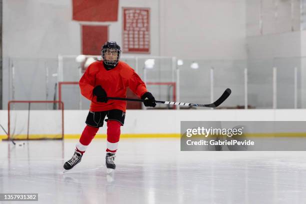 entrenamiento masculino de hockey sobre hielo - hockey rink fotografías e imágenes de stock