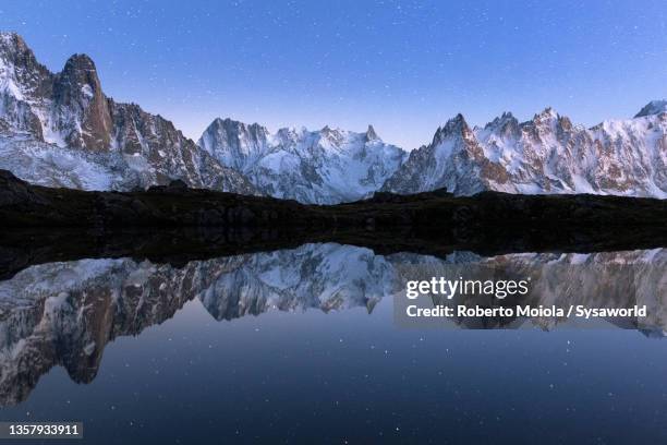 mont blanc under the stars reflected in lake chesery - lake chesery stockfoto's en -beelden