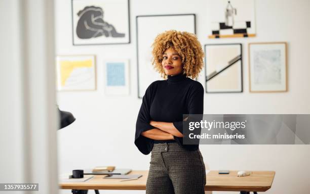 selbstbewusste schöne frau, die in ihrem home office steht - black woman standing stock-fotos und bilder