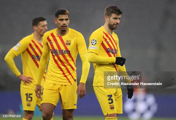 Gerard Piqué of Barcelona looks dejected at the final whistle of the UEFA Champions League group E match between FC Bayern München and FC Barcelona...